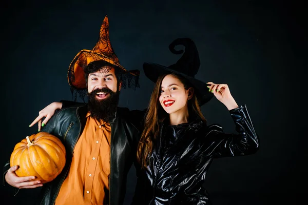 I migliori amici hanno festeggiato Halloween. Ritratto di giovane coppia felice ad Halloween con zucca. Retro Halloween coppia romanticismo . — Foto Stock