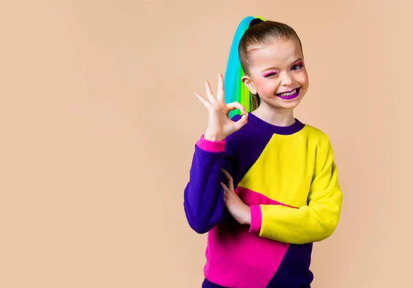 Portret van schattige mooie prachtige kleine dame hebben gedachten nadenken, de hand toont een teken ca., dressing modieuze kleding geïsoleerde verleden-gekleurde achtergrond. — Stockfoto