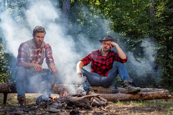 Les amis profitent du camp de week-end en forêt. Heureux jeunes amis qui pique-niquent à la campagne. Amis couples profiter de vacances ou week-end forêt . — Photo