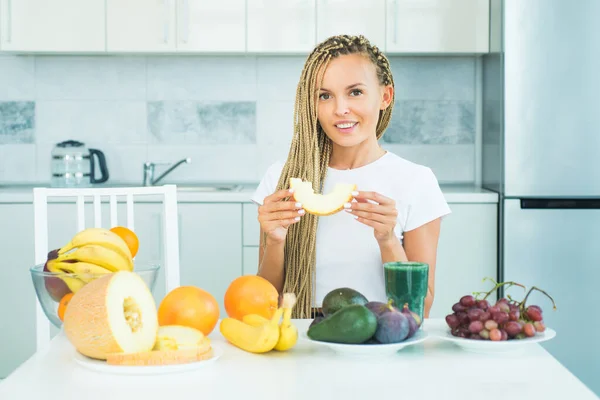 Mano femenina sosteniendo melón sobre fondo de cocina. Peso ideal y pérdida de peso. Bebe batido verde saludable. Comida verde saludable. Un estilo de vida saludable. Desintoxicación. Concepto de dieta . — Foto de Stock