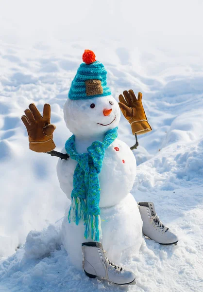 Vicces hóember elegáns kalap és sál havas területen. Hóember a barát áll a téli kalap és a sál piros orral. Aranyos hóember egy havas faluban. Üdvözlő hóember. — Stock Fotó