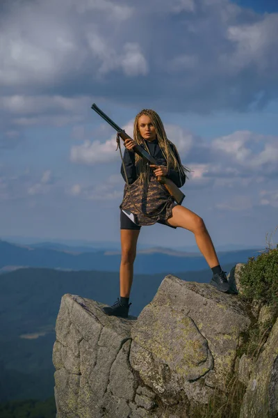 Hunter girl con il suo fucile. Luoghi naturali per la caccia. Caccia nella foresta primaverile. Caccia alla fauna selvatica. Fucili da caccia americani . — Foto Stock