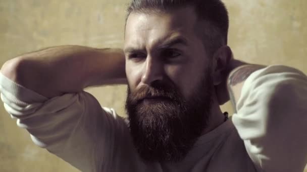 Close-up portret van Bearded hipster man met lange baard en snor. Kappers- en kapperssalon. Stevige man met baard en snor. Close-up portret van atletische bebaarde man. — Stockvideo