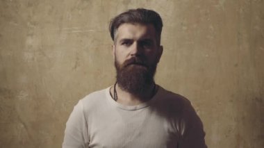 Uzun sakallı ve bıyıklı sabah sakallı adam. Saç stilisti ve berber. Şık erkek sakalı portresi.