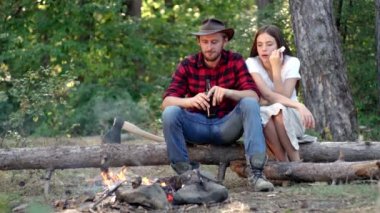 Yürüyüşçüler kampta birlikte ateşi izliyorlar. Şirket arkadaşlarının pikniği ya da şenlik ateşinin yanında barbekü. Aşık bir çift orman pikniğinde oturur. Şirket arkadaşları kamp ateşinin yanında dinleniyor..