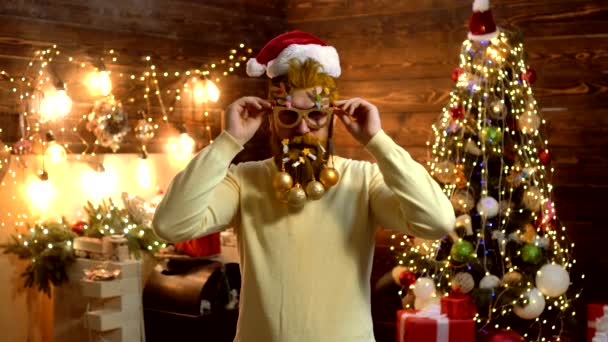 Hipster Santa Claus Kerst voorbereiding. Aantrekkelijke bebaarde hipster. Kerstviering. Kerstfeest. Kerstman met kerstmuts. Portret van een verraste en grappige man. Kerstman plezier. — Stockvideo