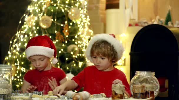 Cozinha de Natal e padaria. Bolinhos para crianças Papai Noel. Retrato de crianças pequenas fazem biscoito de gengibre para Papai Noel . — Vídeo de Stock