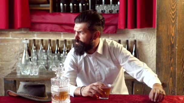 Un uomo sicuro e ben vestito con un bicchiere di whisky. Uomo d'affari barbuto in abito elegante con bicchiere di whisky. Bevanda alcolica. L'uomo d'affari si libera dello stress con il whisky . — Video Stock