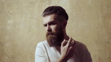 Erkek parfümü konsepti. Parfüm için sakallı adam. Erkeksi parfüm. Parfüm. Erkek parfümü, parfüm, kozmetik. Elinde parfüm şişesi tutan adam..