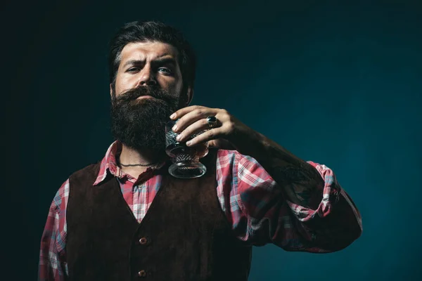 Alcohol concept. Handsome bearded businessman is drinking expensive whisky. Old traditional whiskey drink - gentlemen beverage. — Stock Photo, Image