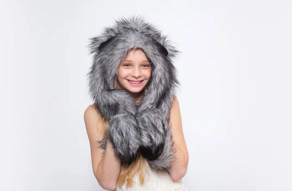 Glückliches Kinderlächeln im modischen Stil. kleines Mädchen trägt Wintermütze Schal. kleine Fashionista. glückliches Kinderlächeln im modischen Stil. Wintermode-Trends für Kinder. Tipps zur Pflege von Pelzbekleidung — Stockfoto