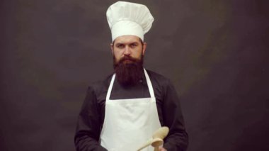 Komik aşçı ve komik aşçı. Eğlenceli yemek. Sakallı çılgın aşçı komik surat yapıyor. Siyah arkaplanda izole.