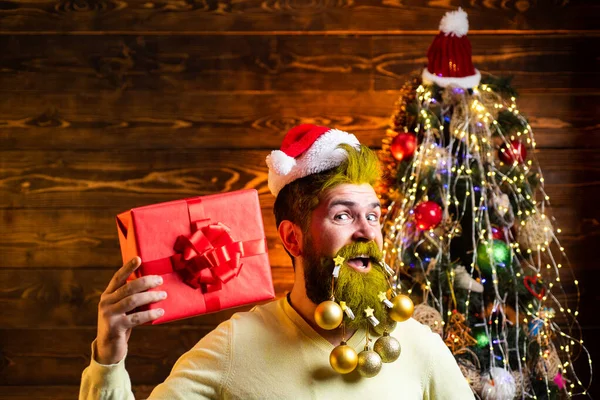 Santa Claus desea Feliz Navidad. Barbudo Papá Noel moderno con regalo. Feliz Navidad y Felices Fiestas. —  Fotos de Stock
