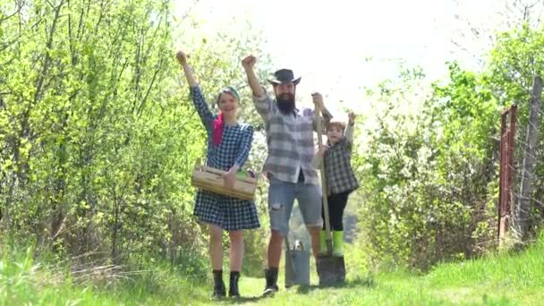 Enjoy in farm. Happy farmer family having fun on spring field. Ecology concept. Bearded man farmer and pin-up retro Mather teaching son in the farm working. Family like spring time together. — Stock Video