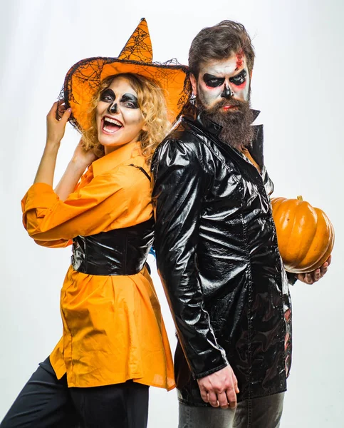 Festa di Halloween. Felice coppia gotica in costume di Halloween. Festa e festival di Halloween . — Foto Stock