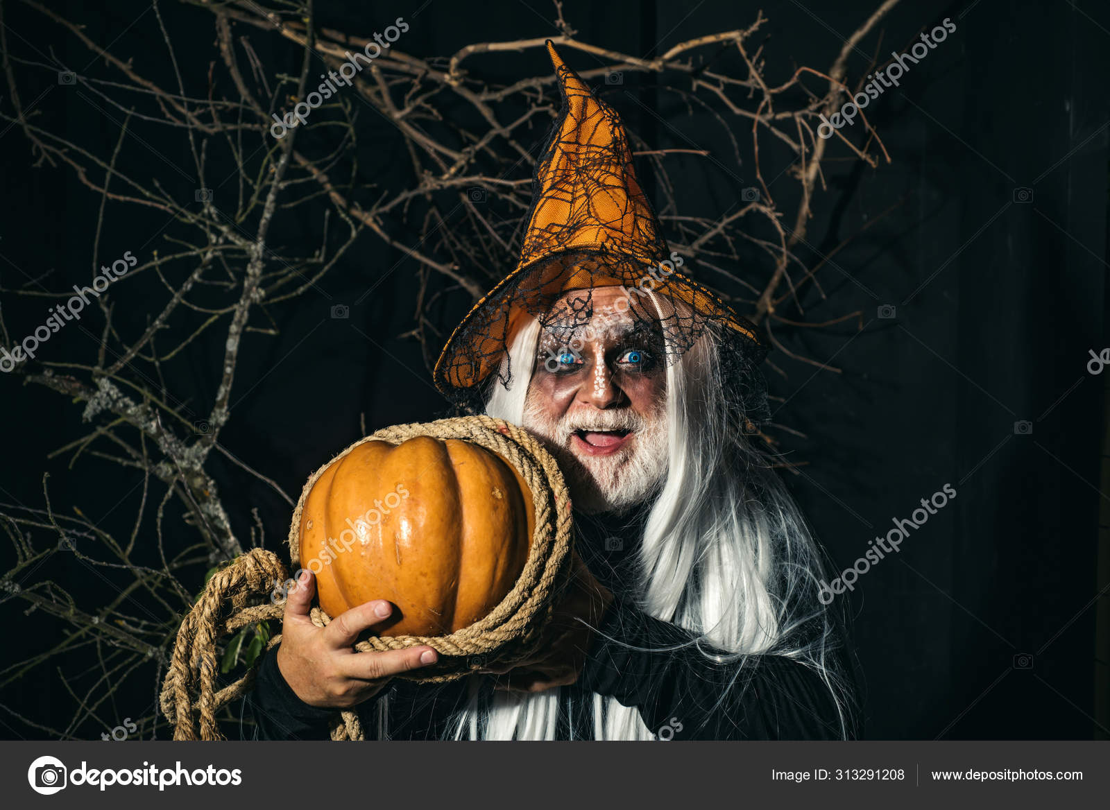 Retrato de um homem bonito vestido com uma fantasia de drácula para o  halloween