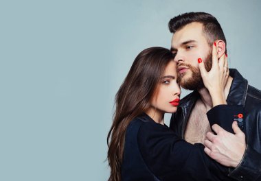 Tüylerine dokun. Tutkulu bir kucaklama. Aşık tutkulu bir çift. Acımasız, bakımlı, maço ve çekici bir kızın kucaklaşması. Tutkulu kırmızı dudaklar ve erkek deri ceketi. Erkek sakalına bayılır.