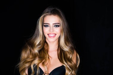 Diş konsepti - beyaz dişler, gülümseyen kadın. Beyaz dişler. Dişçi ya da Dent ve gülen yüzlü kadın stomatolojisi konsepti. Güzel, neşeli ve eğlenceli bir kadın..