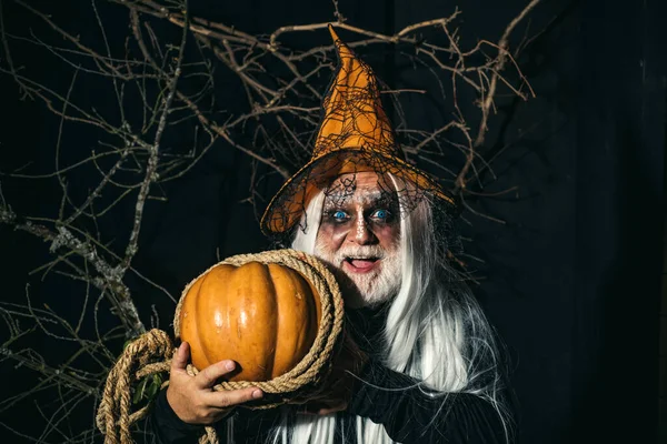 Diablo con sombrero de bruja malvado. Demonio para la fiesta de Halloween. El demonio de Halloween. Hombre barbudo vestido como un monstruo de Halloween. Hombre barbudo de Halloween con maquillaje de sangre. — Foto de Stock