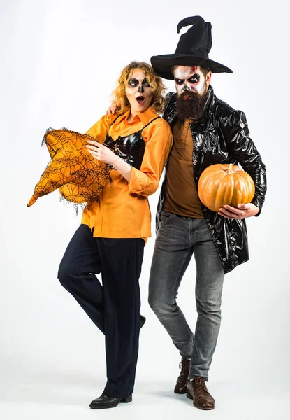 Full length Woman witch with Pumpkin and Handsome bearded man. Portrait of happy young couple in Halloween with pumpkin. — ストック写真