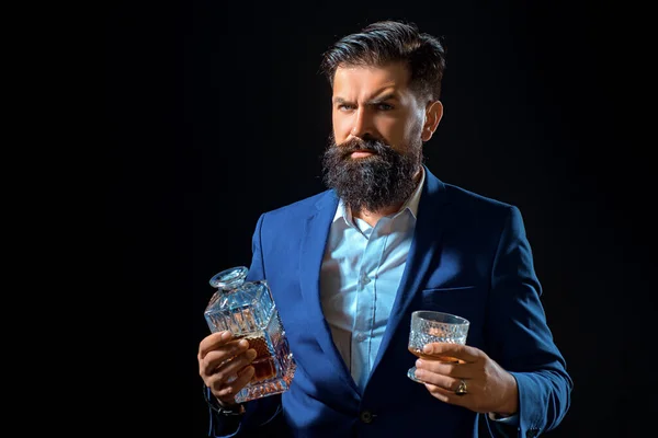 Trinkender Mann. Alkoholmissbrauch: Betrunkener schaut auf ein Glas Whiskey Retro Vintage Mann mit Whiskey oder Scotch. Alkoholisches Konzept. — Stockfoto