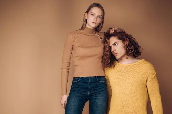 Portrait of a good-looking male and female, standing twogether. self-confident young woman and serious dissatisfied man with stylish hairstyle. Attractive couple together. The beginning of life of a — ストック写真