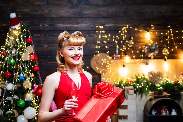Mooi pin-up meisje met kerstvakantie pin-up make-up met glas champagne. Vrolijke retro vrouw vieren Vrolijk Kerstfeest. Kerstvakantie en nieuwjaarsvakantie. — Stockfoto