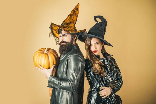 Οι καλύτερες ιδέες για το Χάλογουιν. Ζευγάρι ποζάρει με κολοκύθα. Μόδα Λάμψη Απόκριες. Πορτρέτο του ευτυχισμένου νέου ζευγαριού στο Halloween με κολοκύθα. — Φωτογραφία Αρχείου