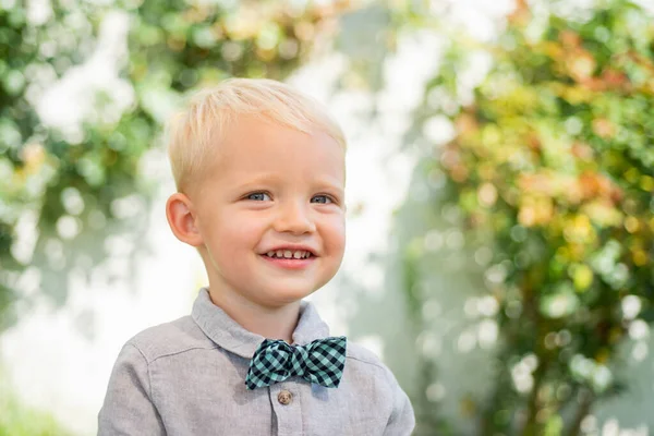 Små barn ha kul på frisk luft. Pojke i kostym och fluga. Lyckliga ögonblick. Liten pojke njuta av livet och naturen. Rolig pojke. — Stockfoto