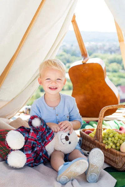 Un niño feliz acampando. Cuidado de niños. Momentos felices. Niño feliz jugando con juguete en verano . —  Fotos de Stock