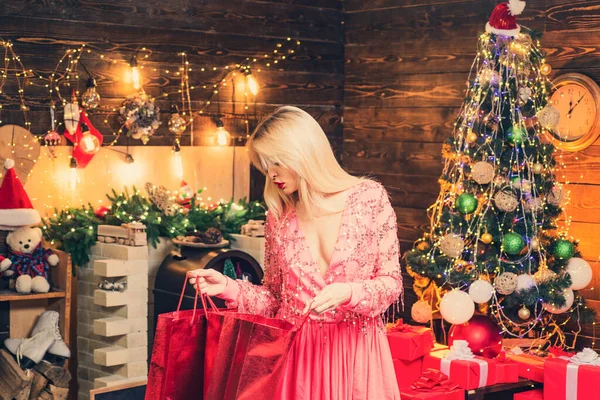 Çekici çanta, indirim, indirim. Noel hediyesi kutusu olan güzel bir moda kızı. Beauty Woman portresi. Güzel kız portresi. Noel ağacının üstünde çok güzel bir sarışın kız.. — Stok fotoğraf