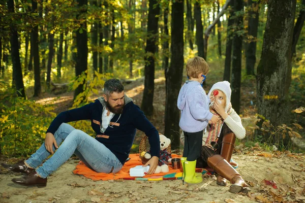 Divertente madre padre figlio che gioca nella foresta autunnale. Giochi di ruolo per bambini in ospedale e medico. Familie in autunno parco divertendosi e ridendo . — Foto Stock