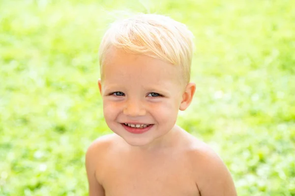 Gelukkig kinderportret. Grappige jongen. Gelukkige jongen die in gras staat op zonnige zomerdag. Fijne dag.. — Stockfoto