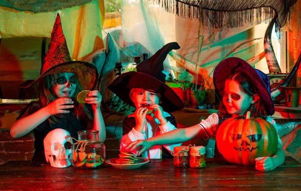 Los niños en América celebran Halloween. Niños alegres jugando con dulces y dulces. Niños felices en la fiesta de Halloween . —  Fotos de Stock