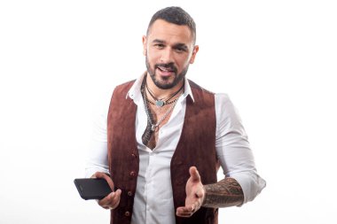 Mafya patronu. Yakışıklı mafya babası akıllı telefon tutar. İş görüşmesi. Zengin, modaya uygun maço bir adam. Giysiler ve aksesuarlar. Moda maçosu. Gezici konuşma. Sakallı adam beyaz arka plan