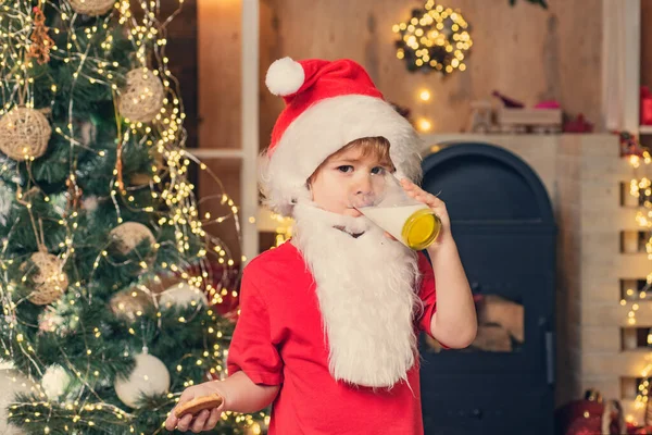 Święty Mikołaj lubi ciasteczka i mleko pozostawione mu w Wigilię. Portret zaskoczonego i zabawnego Mikołaja. Mleko i pierniki cookie dla Mikołaja na tle światła Bożego Narodzenia. — Zdjęcie stockowe