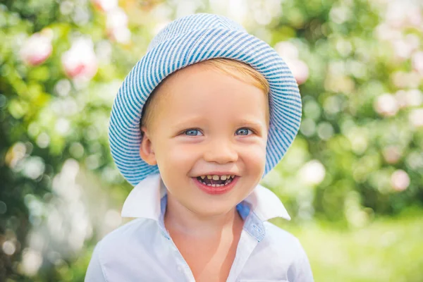 Retrato infantil. Criança feliz no verão na natureza. Retrato de menino sorridente feliz no fundo da natureza . — Fotografia de Stock