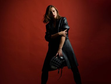 Amerikan futbol kask ile seksi kadın