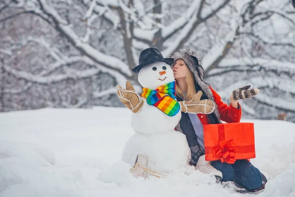 Hacer muñeco de nieve y diversión de invierno para chica. Concepto de invierno. Retrato de invierno de mujer joven. Preparación de Navidad - chica divertida hacer muñeco de nieve . — Foto de Stock