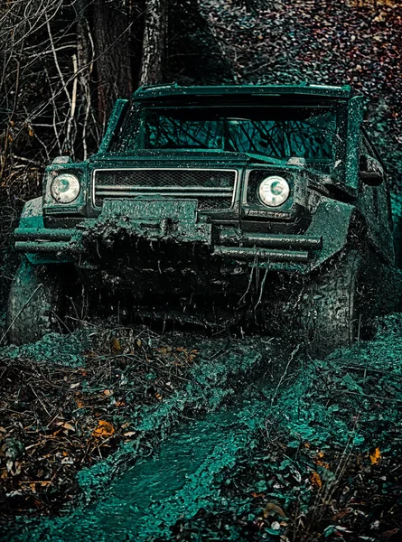 Geländewagen, der aus einem Schlammloch kommt. 4x4 Reisetrekking. Drag-Rennwagen verbrennt Gummi. Extrem. Reifen in Vorbereitung auf das Rennen. Offroad auf der Bergstraße. — Stockfoto