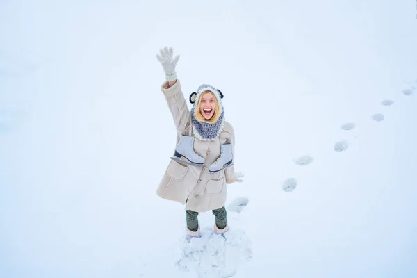 Vonzó fiatal nő télen a szabadban. Vicces téli lány korcsolyázik a szabadban. Gyönyörű, csinos fiatal nő télen. Fiatal nő télen. — Stock Fotó