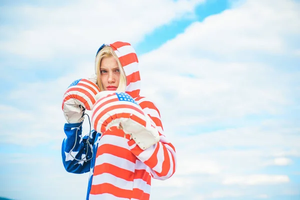 Patriotischer Feiertag. Junge schöne amerikanische Boxerin mit Boxhandschuh. US-Amerikanerin bereit zum Anklopfen. — Stockfoto
