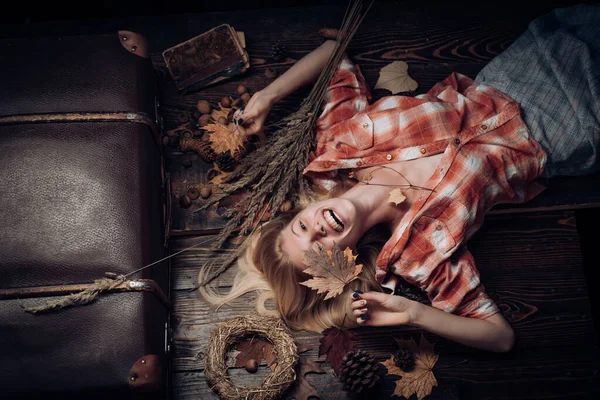 Hermosa rubia sensual. Chica de otoño se están preparando para la venta de otoño. Mujer sensual vistiendo jersey y mirando a la cámara. Caída de la hoja. Chica vestida con ropa de otoño en el día soleado de otoño — Foto de Stock