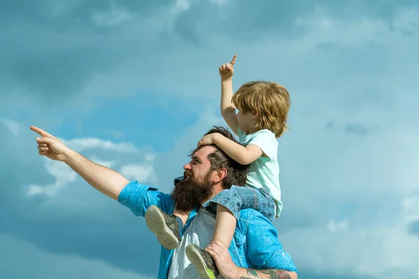 Joyeuse fête des pères. Papa et fils jouent sur fond de ciel — Photo