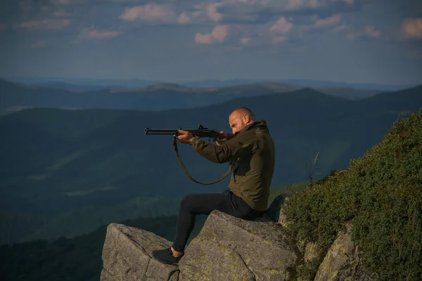 Processus de chasse au canard. Fusils de chasse américains. Chasse en Amérique. Hunter avec son fusil. Chasseur avec fusil de chasse après une chasse. Saison de chasse fermée et ouverte. — Photo