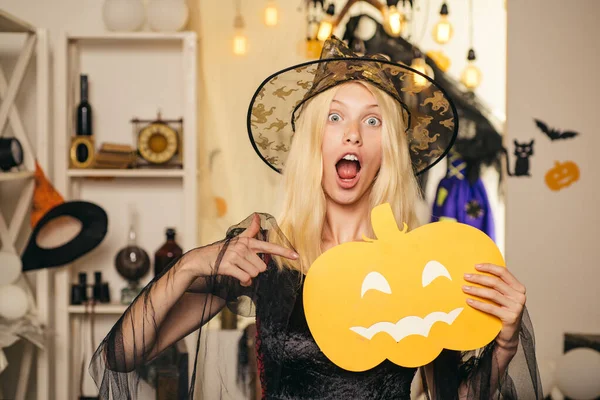 Emocjonalna młoda kobieta w kostiumie halloween na imprezie halloween na białym tle. Widzę kamerę. Ładna młoda blondynka przebrana za wróżkę z rękami w górze, umieścić swój produkt tutaj. — Zdjęcie stockowe