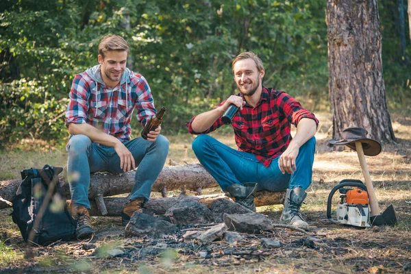 두 명의 남자 친구들 이 마시멜로와 함께 캠프 불위에서 야영을 했습니다. 여름 방학 숲. 주말에. 관광 컨셉. 친구들은 여가 시간을 숲의 자연을 배경으로 보낸다. — 스톡 사진