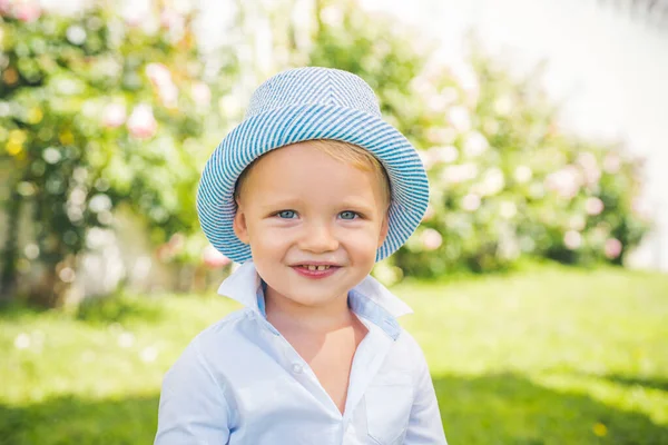 Lycklig liten pojke. Barn utomhus i naturen. Förtjusande barn som har kul. — Stockfoto