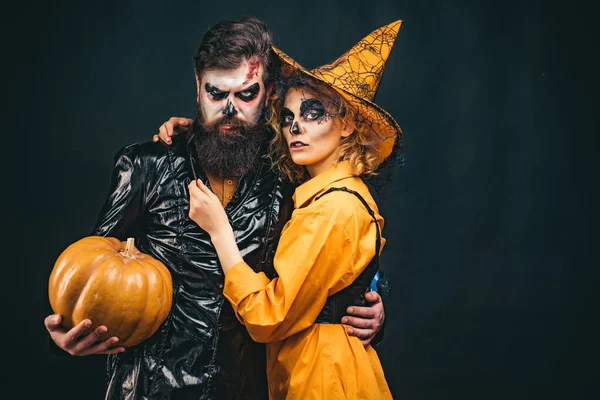 Μόδα Λάμψη Απόκριες. Απόκριες πώληση και ψώνια. Πορτρέτο του ευτυχισμένου νέου ζευγαριού στο Halloween με κολοκύθα. — Φωτογραφία Αρχείου