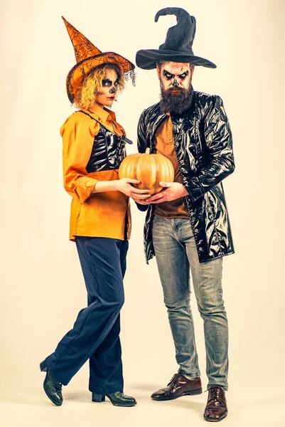 Le migliori idee per Halloween. Bellezza ragazza di Halloween e Bello uomo barbuto tenere zucca su sfondo isolato. Lunghezza totale . — Foto Stock